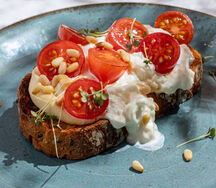 Брускетта с хумусом и страчателлой