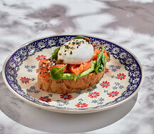 Брускетта с лососем, гуакамоле и яйцом пашот