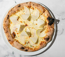 Пицца с грушей и горгонзолой