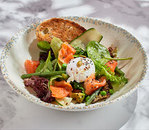 Салат с лососем, яйцом пашот и домашним зерновым хлебом