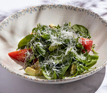 Овощной салат с томатами и рукколой