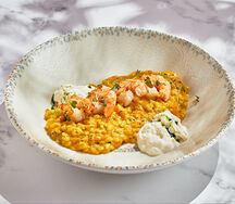 Ризотто с шафраном, креветками и страчателлой