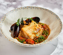 Треска с подкопченным пюре, мидиями и томатами  