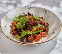 Салат с говяжьим языком и вялеными томатами