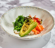 Поке с лососем и хрустящими овощами в соусе Понзу