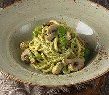 Спагетти с цыпленком и соусом песто