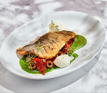 Дорадо с соусом из зеленых оливок и базилика