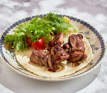 Cвинoй шашлык со свежими овощами