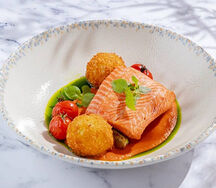 Лосось с соусом ромеско и картофельными крокетами