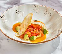 Тартар из лосося с кремом из авокадо и манговым соусом