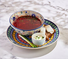 Борщ со сметаной, бородинским хлебом и домашним салом