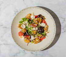 Салат с хрустящими баклажанами и сыром страчателла