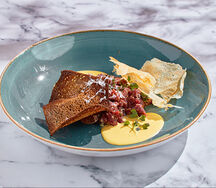 Тар-тар из говядины с сырными чипсами