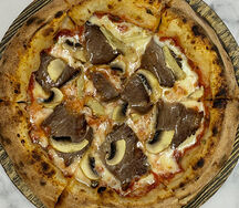 Пицца с домашней пастрами из говядины и грибами