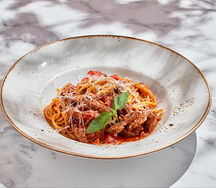 Спагетти с томленой говядиной и соусом неаполитано