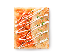 Блин с красной рыбой, сырным соусом и зеленью