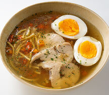 Куриный бульон с яйцом