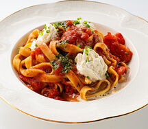 Паста Помодоро со сливочной страчателлой