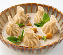 Хинкали с курицей и копченым сулугуни в грибном соусе