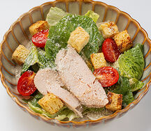 Салат Цезарь с цыпленком