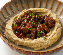 Томленые телячьи щечки с чоризо и картофельным пюре