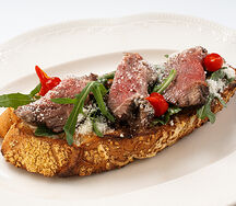 Брускетта с ростбифом