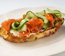 Брускетта с лососем