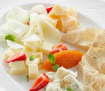 Сырное ассорти с апельсиновым конфитюром