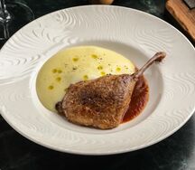 Утиная ножка конфи с соусом Жу
