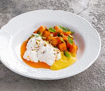 Страчателла со спелыми томатами и соусом песто