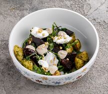 Салат с печеной свеклой, грушей, соусом песто и козьим сыром