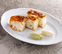 Домашний хлеб с анчоусным и каперсным маслом