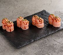 Опаленный ролл с лососем и креветкой