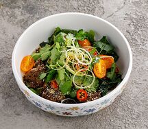 Теплый салат с печенью цыпленка и ароматными сухарями бричелли