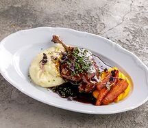 Утиная ножка конфи с карамелизированной морковью и картофельным пюре