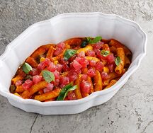 Маккерончини путтанеска со свежим тунцом