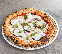 Пицца Пармеджано с баклажанами и сыром страчателла