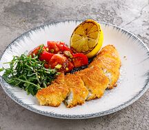 Филе сибаса Миланезе с томатами, руколой и винкотто