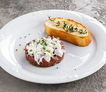 Тартар из говядины с трюфельным кремом и чиабаттой