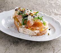 Брускетта с прошутто, грушей и кремом из горгонзолы