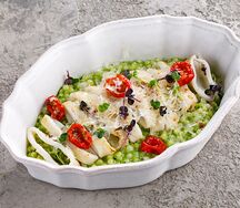 Жареный кальмар с фрегола-сарада, песто и грана падано