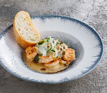 Жареные креветки в соусе Al buro с шалфеем и фенхелем