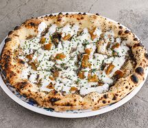 Пицца с белыми грибами и руколой