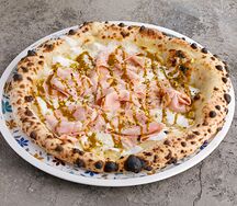 Пицца с мортаделлой и сыром страчателла