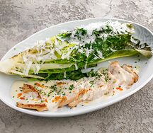 Подкопченная индейка с жареным ромейном и соусом из пармезана