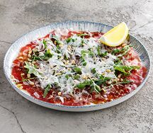 Карпаччо из говядины с руколой и сыром Pecorino Romano