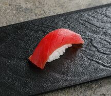 Суши с тунцом