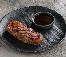 Стриплойн с соусом демиглас