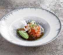 Тартар из лосося с кремом из авокадо