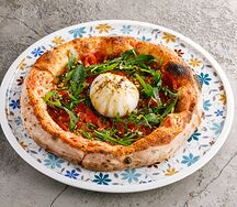 Пицца с бураттой и томатами